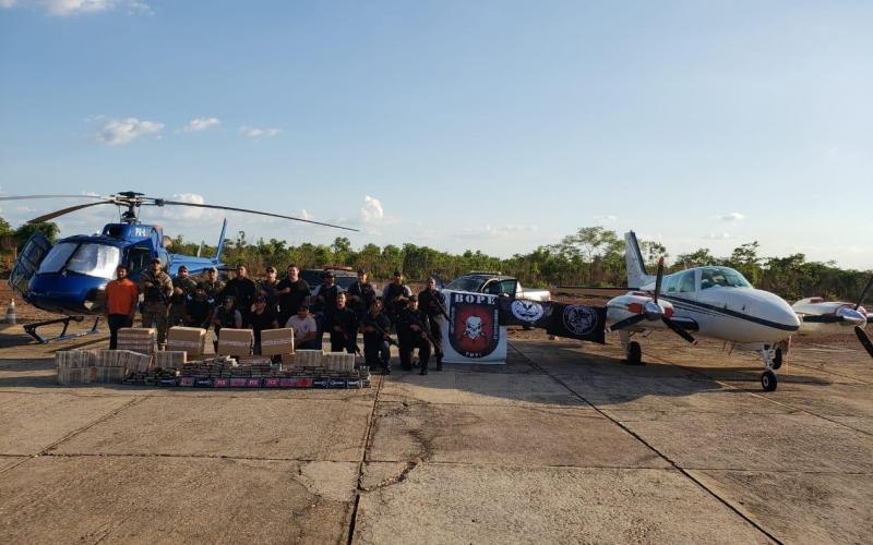 Avião, helicóptero e uma tonelada de droga apreendidos; 7 pessoas presas em operação