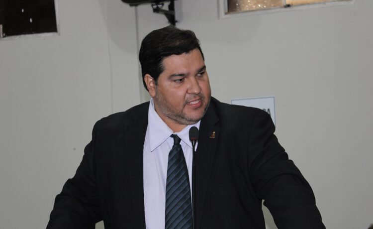 Vereador Rinaldinho pede licença da Câmara de Picos pelo período de 121 dias
