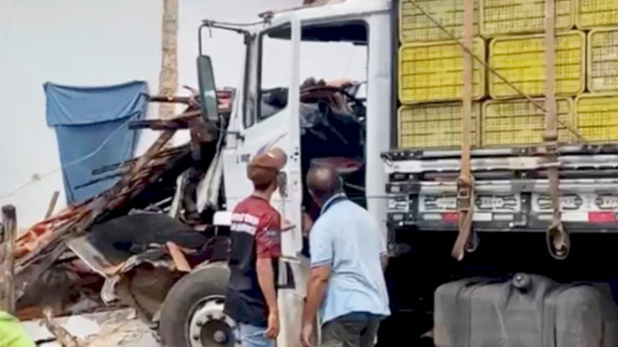 Caminhão atinge residência e deixa um morto no Piauí