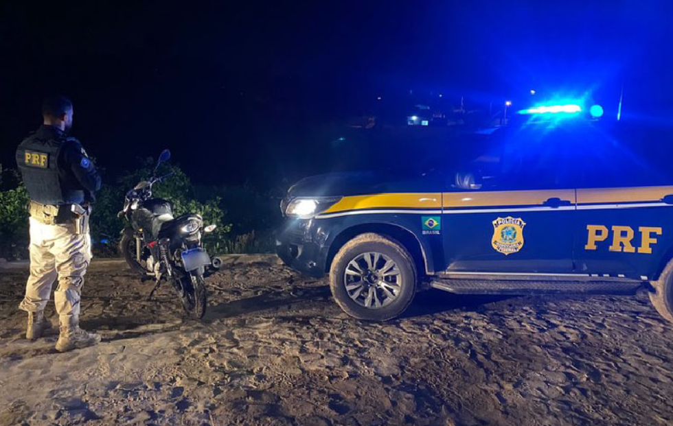 Em Floriano, PRF intercepta motocicleta envolvida em assalto