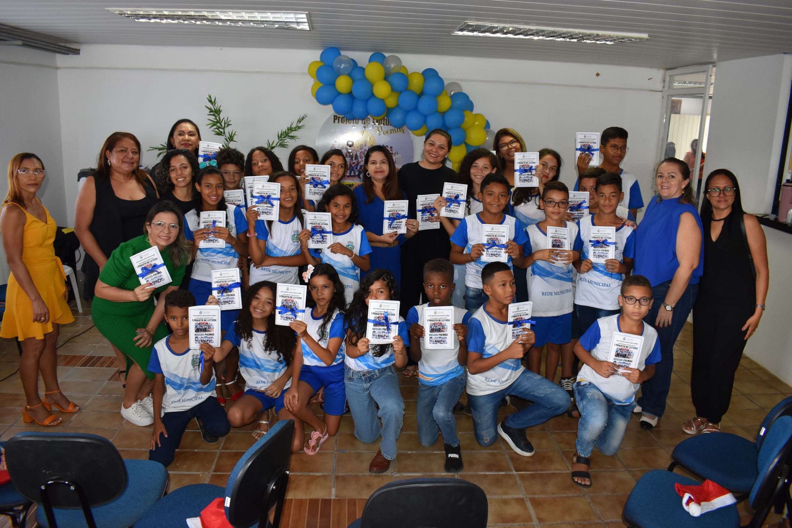 Secretaria de Educação lança livro escrito pelos alunos da Escola Timóteo Borges