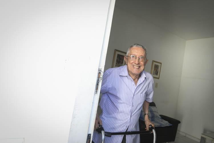 Escritor e romancista piauiense Assis Brasil morre aos 92 anos em Teresina