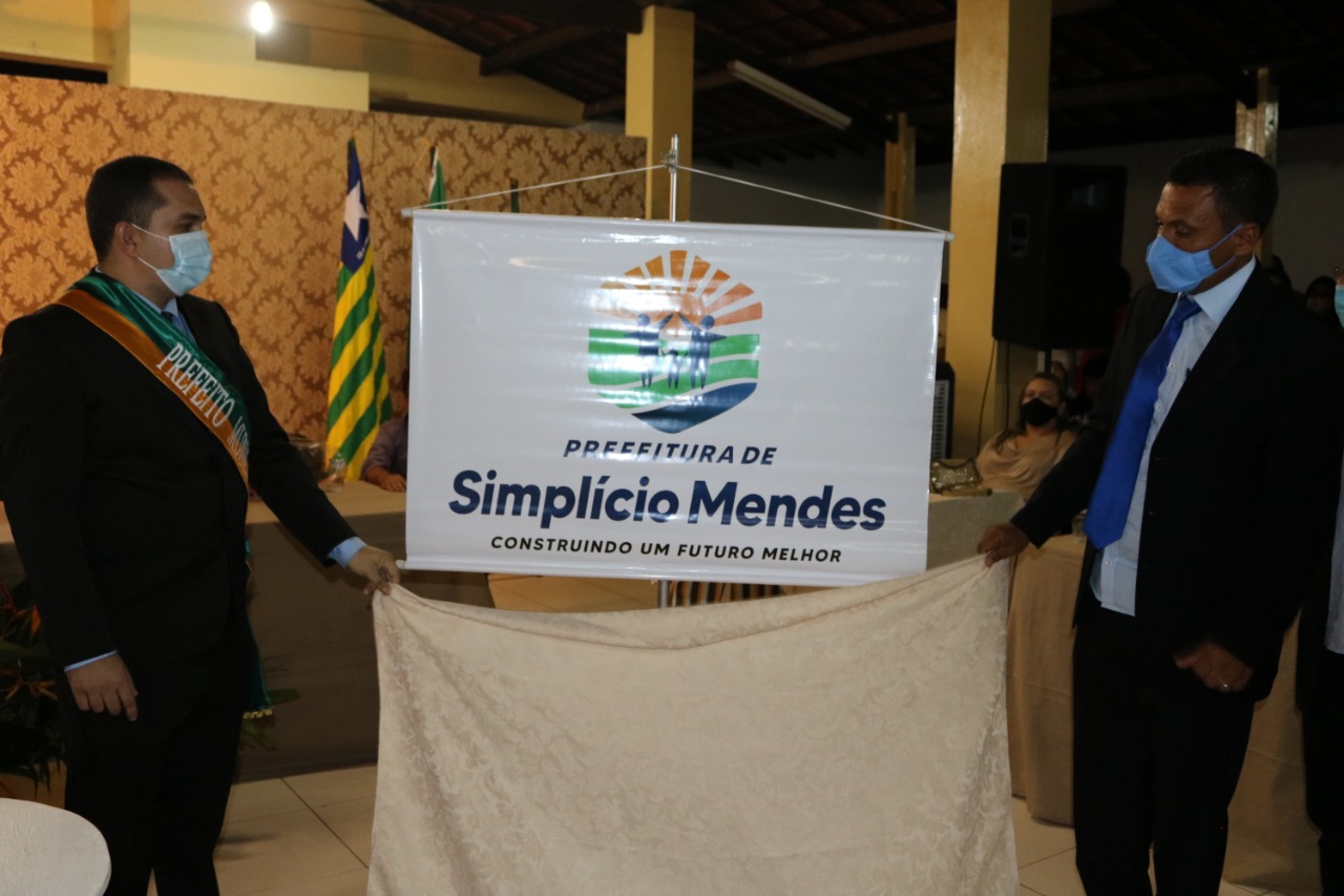 Márcio Moura toma posse como prefeito de Simplício Mendes