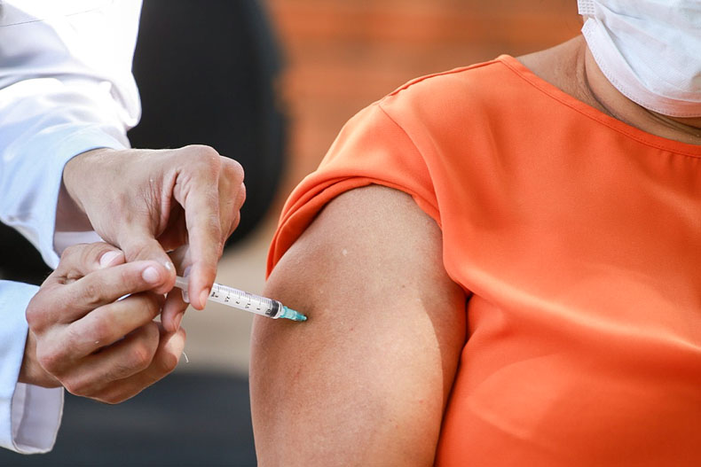 Governo fará vacinação em escolas contra diferentes doenças, diz ministra da Saúde