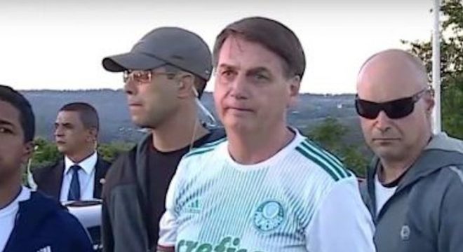 Após Teich fazer alerta sobre cloroquina, Bolsonaro defende o remédio e pede ministros 'afinados' com ele
