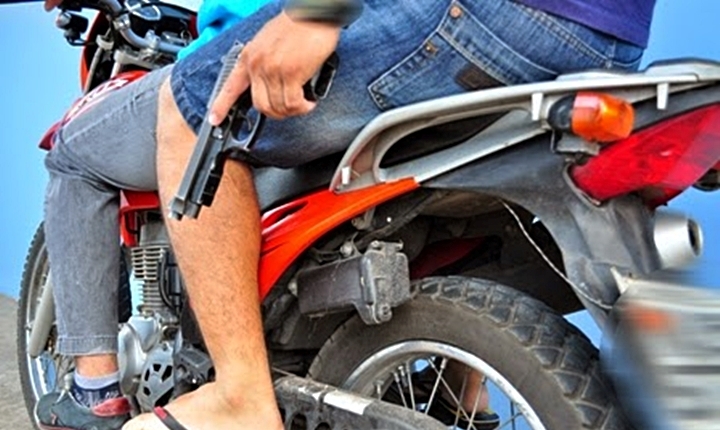 Homem tem motocicleta roubada por dupla armada em Picos
