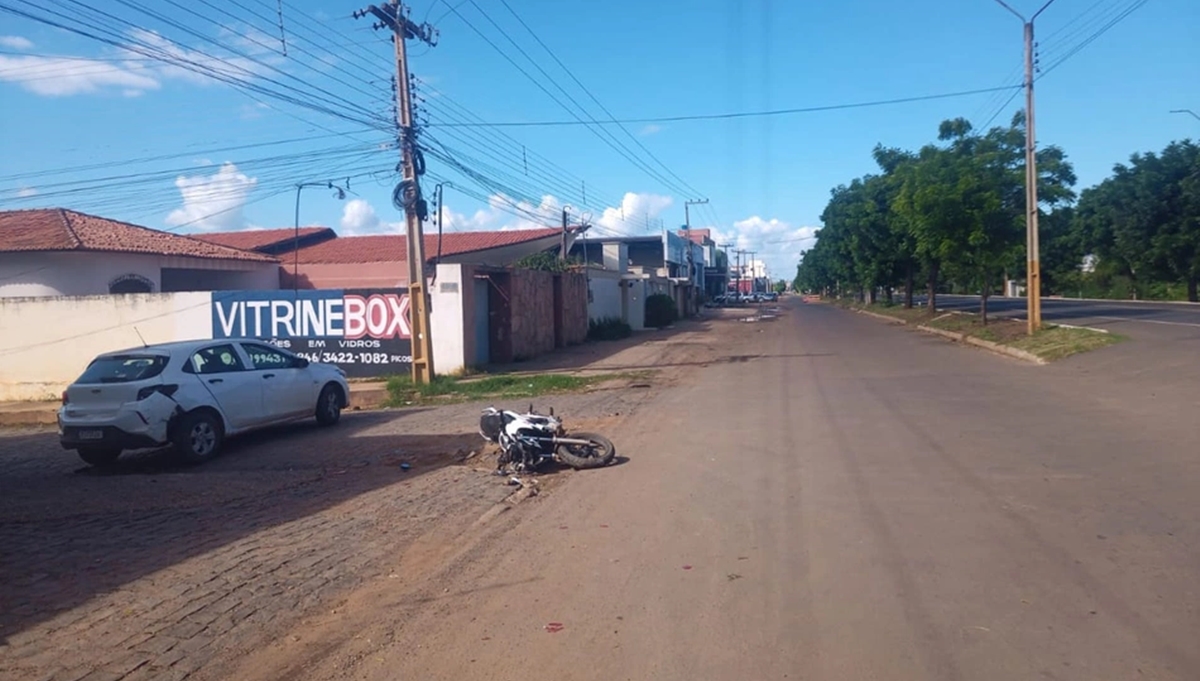 Homem fica ferido após colisão entre moto e carro em Picos