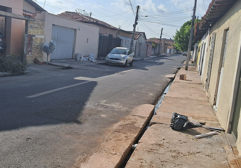 Suspeito tenta assaltar agente da polícia, entra em luta corporal e atira no próprio comparsa