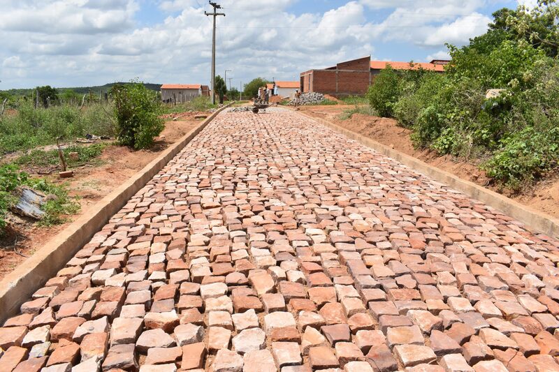 Prefeitura de Picos avança com obra de calçamento no povoado Angical dos Domingos