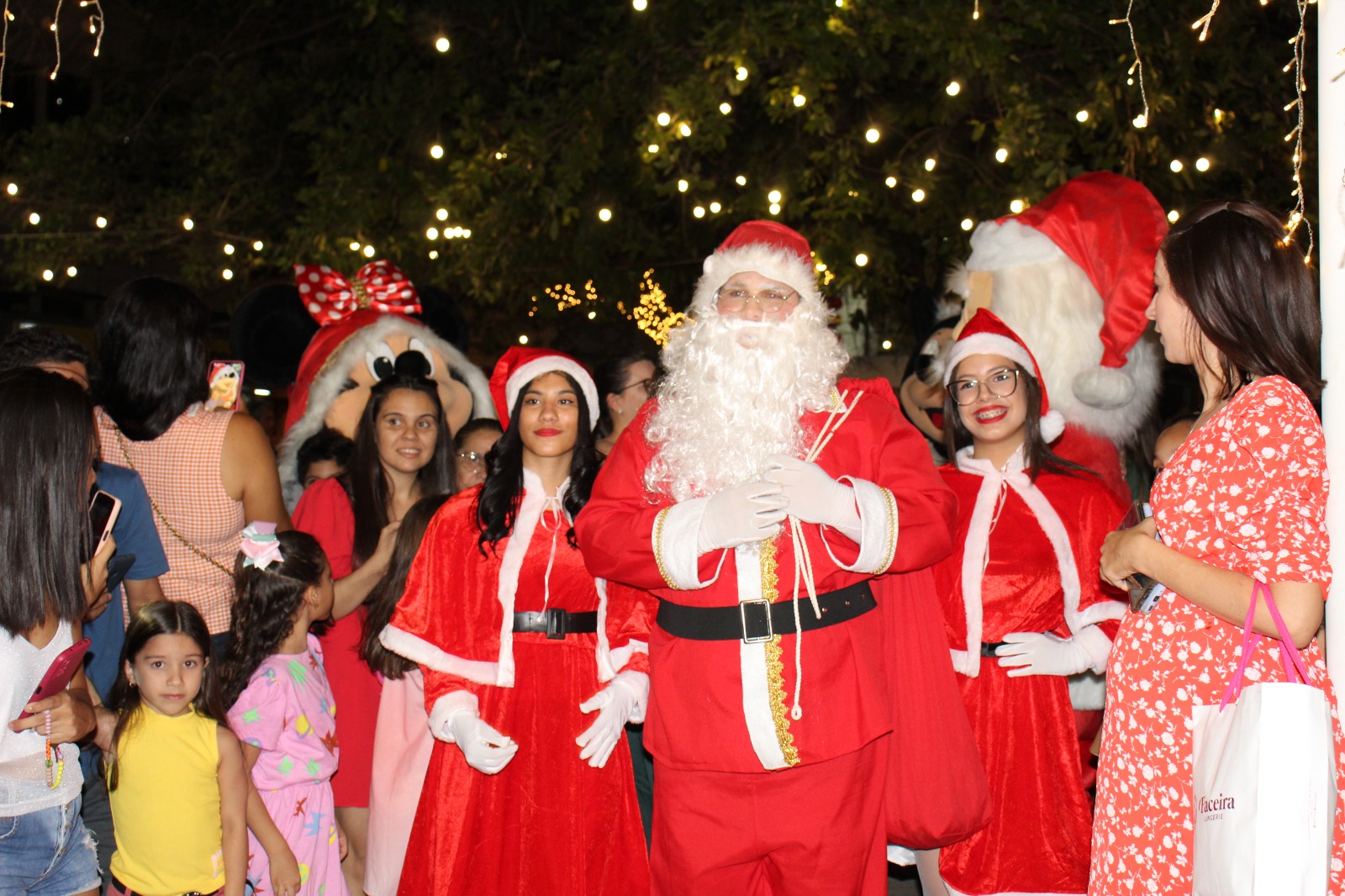 NATAL PARA TODOS: Papai Noel é recebido com festa na Praça Félix Pacheco