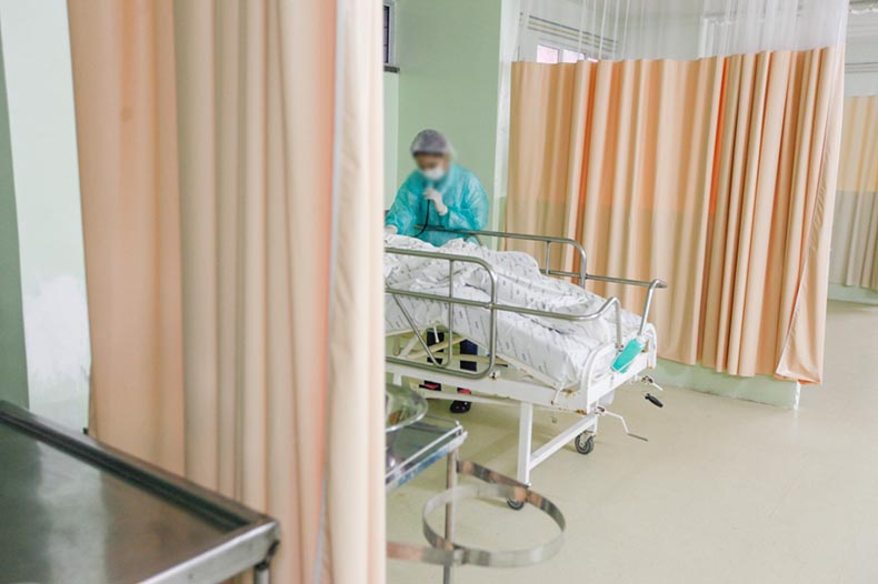 Médico faz alerta após paciente com Covid não conseguir vaga de internação