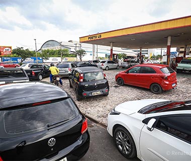 Aumento de 18% na gasolina provoca filas em postos de Teresina