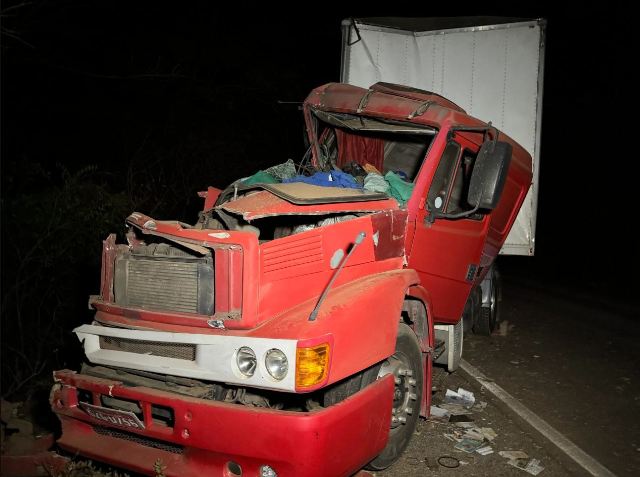 Colisão entre dois veículos de grande porte deixa uma mulher ferida na BR-407 em Geminiano