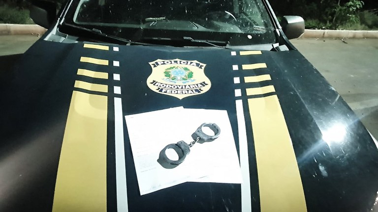 Picos: homem com mandado de prisão por estupro de vulnerável é preso pela PRF durante abordagem em carro