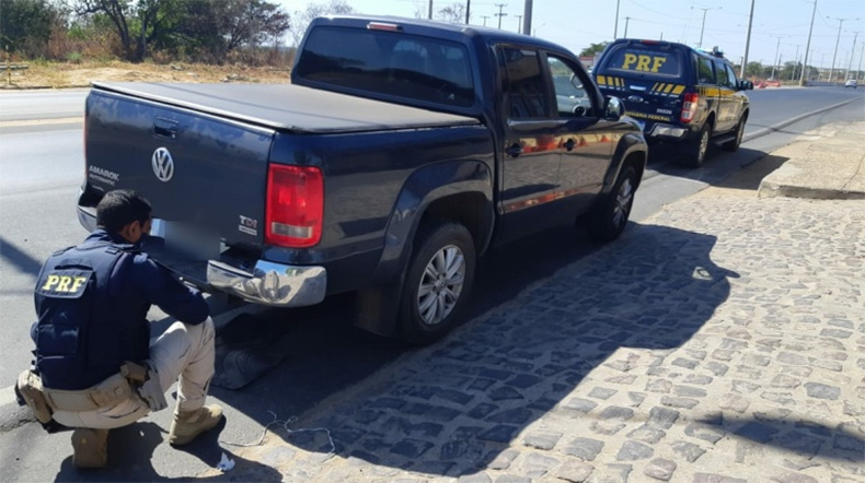 PRF prende motorista com R$ 50 mil em fundo falso do carro