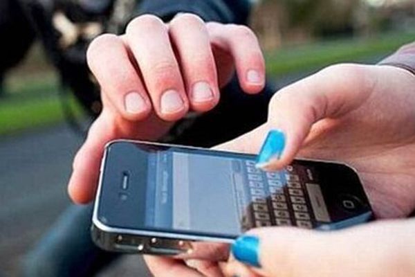 Mulher tem celular roubado por dois homens no Centro de Picos