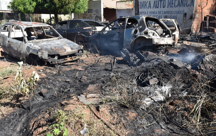 Incêndio atinge sucata de veículos em Picos