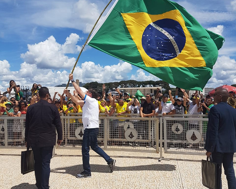 Bolsonaro ignora vírus e vai a ato contra Congresso no DF