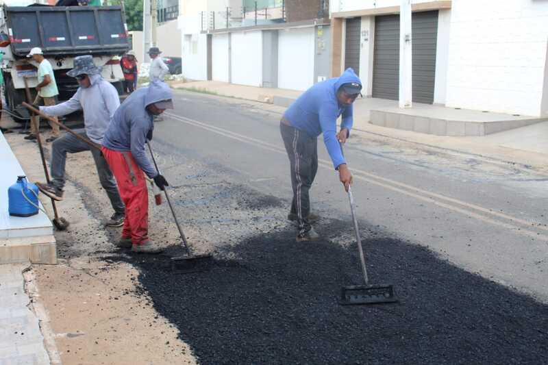 Prefeitura de Picos realiza operação tapa-buracos nas Rua Osvaldo Cruz e Carlos Marcílio