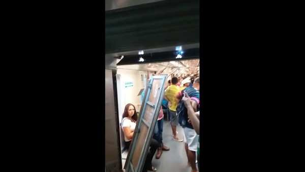 Colisão entre dois trens do Metrô do Recife deixa dezenas de feridos e paralisa Linha Centro