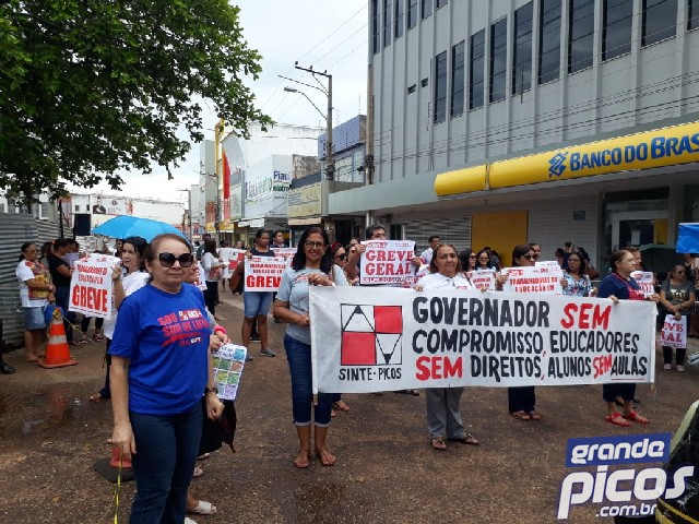 Wellington Dias não dá reajuste e professores mantém greve no PI