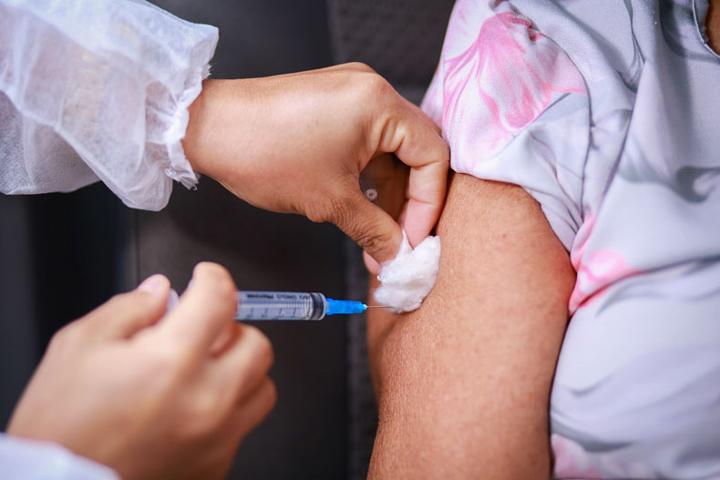 Mais de 50% da população brasileira está imunizada contra a Covid-19