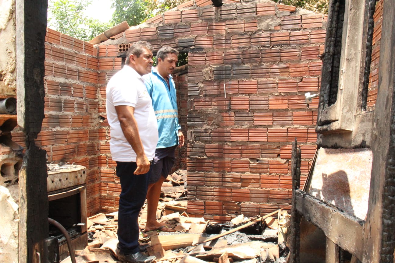 Prefeitura de Picos ajuda família na reconstrução de casa atingida por incêndio