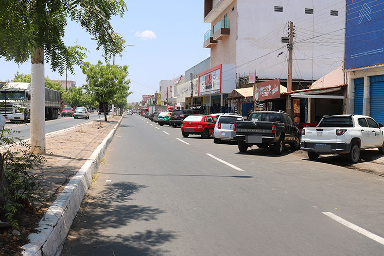 PRF orienta sobre proibição de estacionar nas faixas de rolamento das vias laterais do bairro Bomba