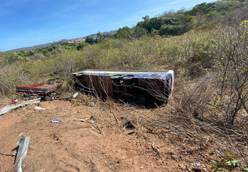 Colisão entre caminhão e ônibus deixa 18 feridos em Dom Expedito Lopes