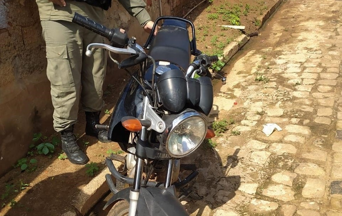 PM recupera motocicleta furtada em estacionamento de supermercado em Picos