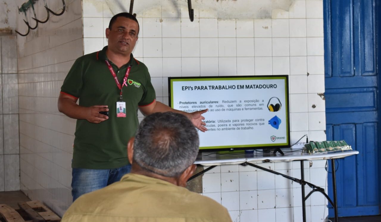 Prefeitura de Picos realiza palestra sobre saúde e segurança do trabalho para os profissionais do Matadouro Municipal