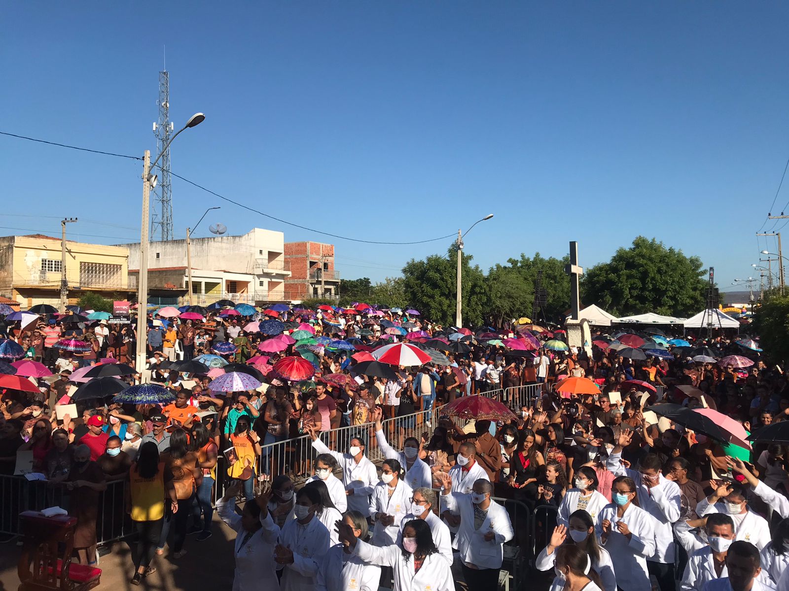 Milhares de pessoas participam da Festa de São Francisco de Assis no bairro Junco