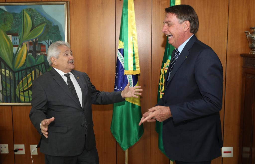 Elmano Ferrer é recebido por Bolsonaro e pede verbas para conclusão de obras