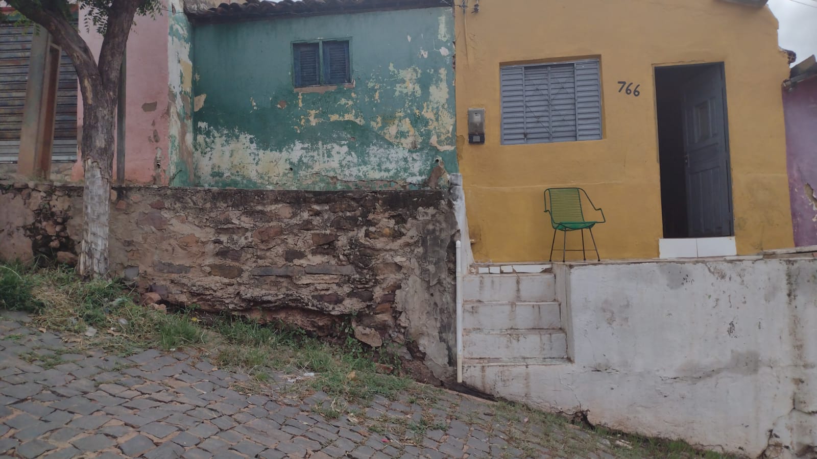 Motocicleta é furtada em calçada de residência em Picos