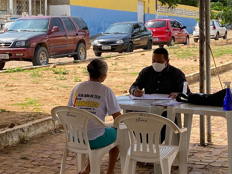 Sem sede própria, prefeito no interior do Piauí dá expediente no meio da rua