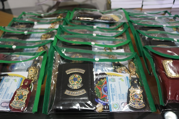 Câmara Municipal de Picos entrega carteiras funcionais de identificação aos vereadores