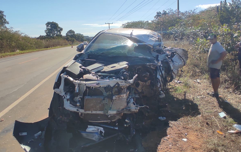 Idoso fica gravemente ferido após colisão entre caminhonete e carreta no Piauí