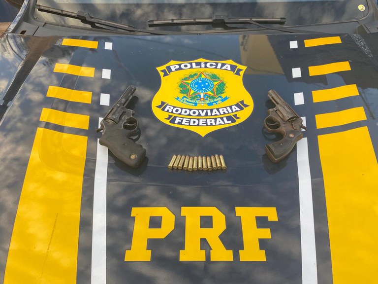 Em Picos, PRF apreende dois revólveres escondidos em painel de veículo na BR-316