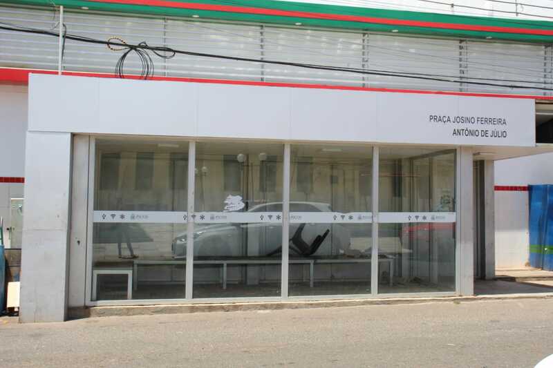 Prefeitura de Picos realiza manutenção nas paradas de ônibus para colocá-las em funcionamento