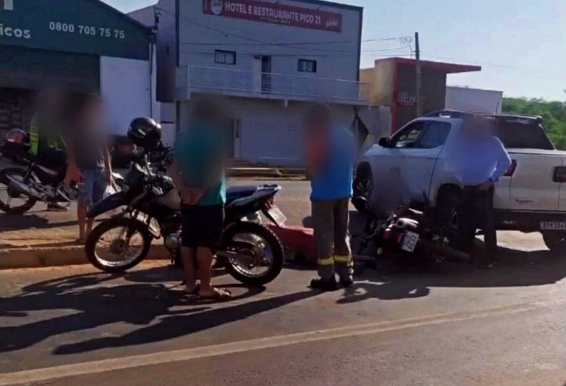 Homem fica ferido após colisão entre carro e moto em Picos