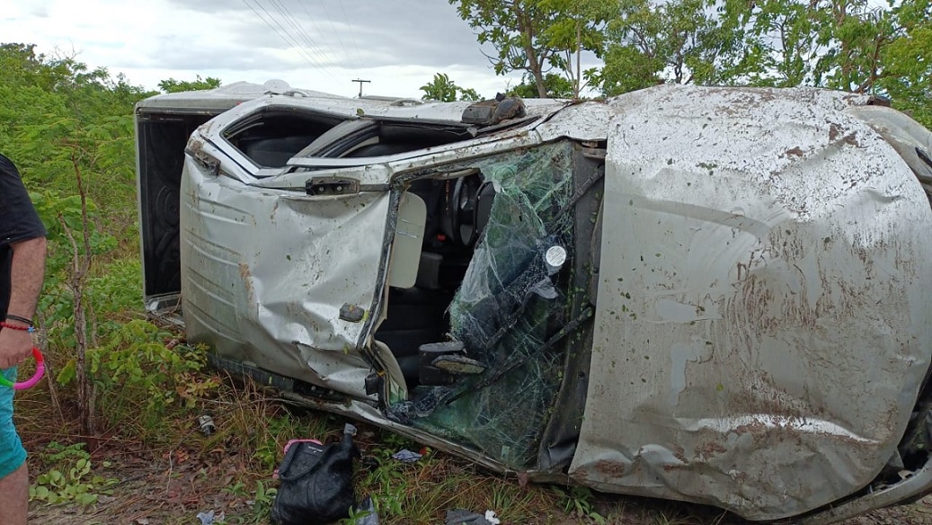 Carro capota e criança de 8 anos morre em acidente no Piauí