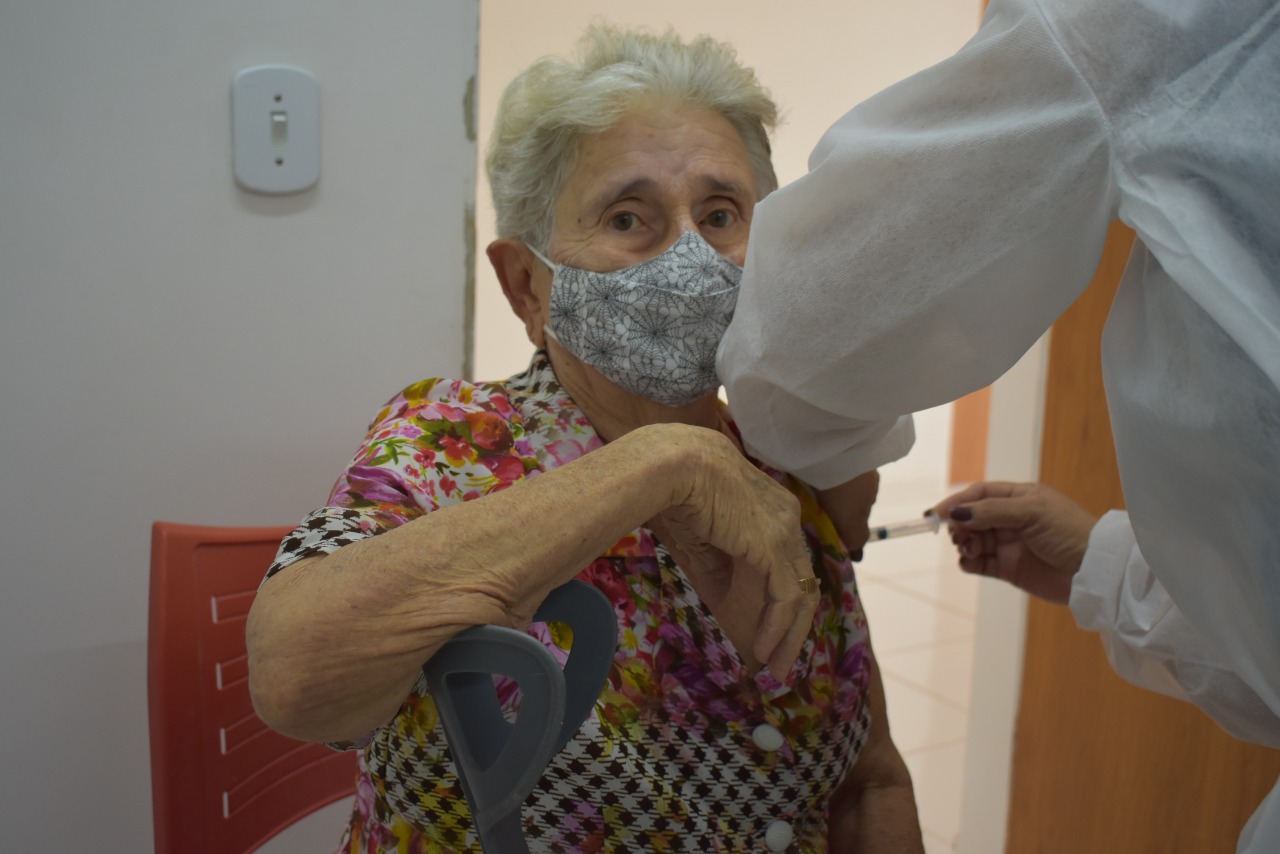 Vacinação contra a Covid-19 em idosos entre 85 e 89 anos é iniciada em Picos