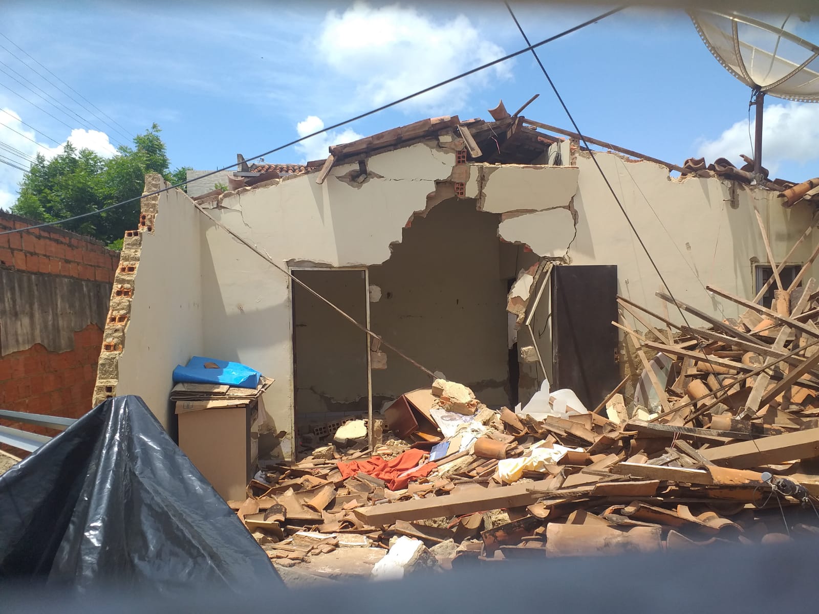 Em Picos, desabamento de casa deixa idoso ferido no bairro Aerolândia