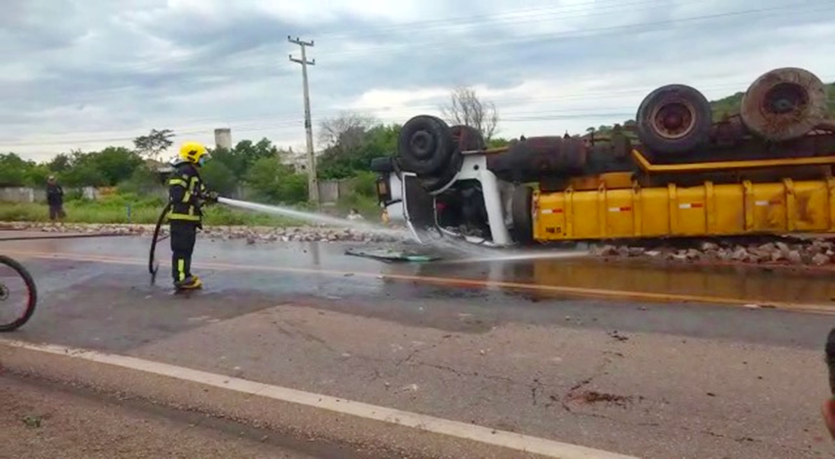 Uma pessoa morre e três ficam feridas após caçamba capotar na BR-407 em Picos