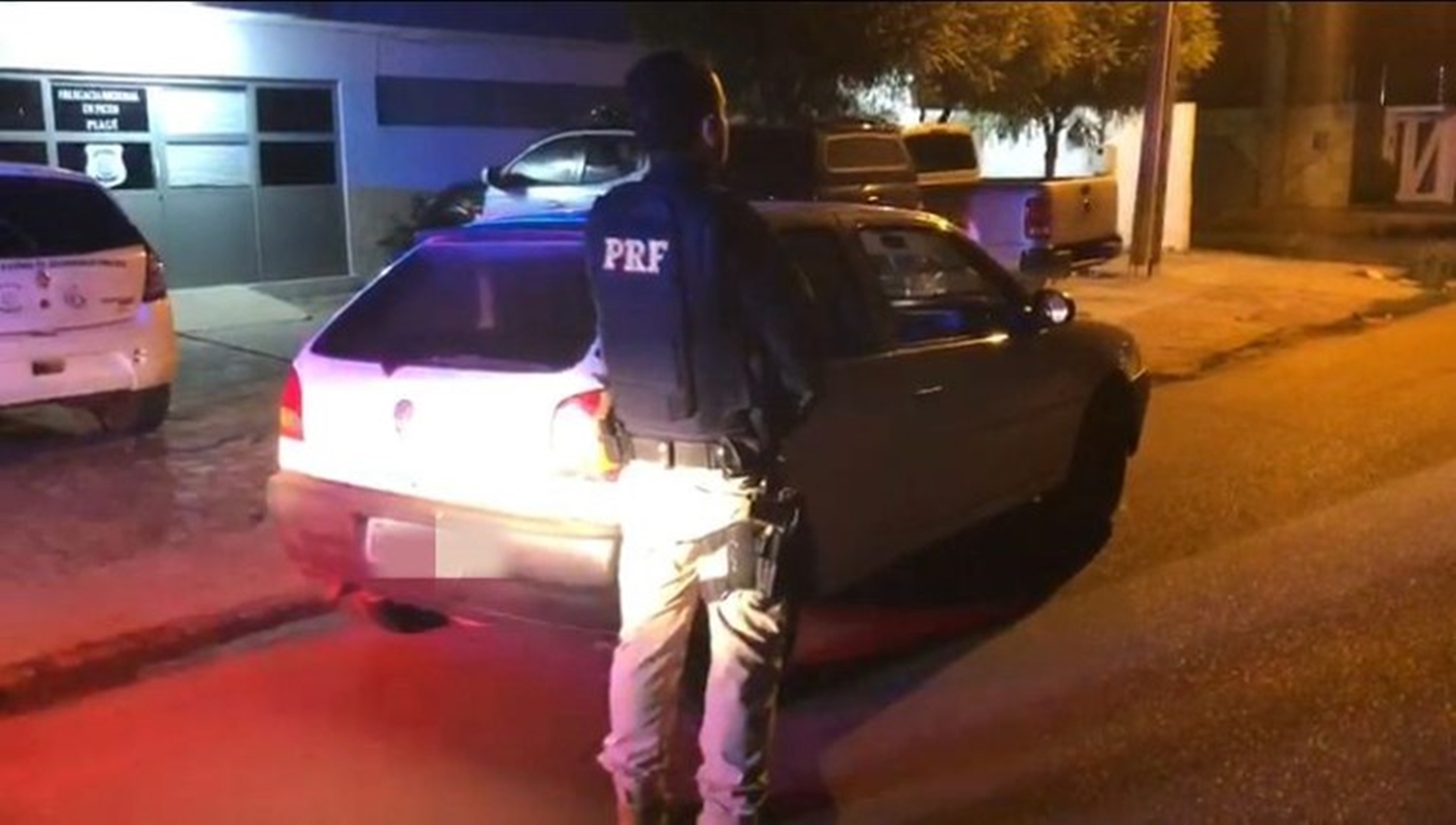Homem é preso com carro roubado e documento falso em Picos