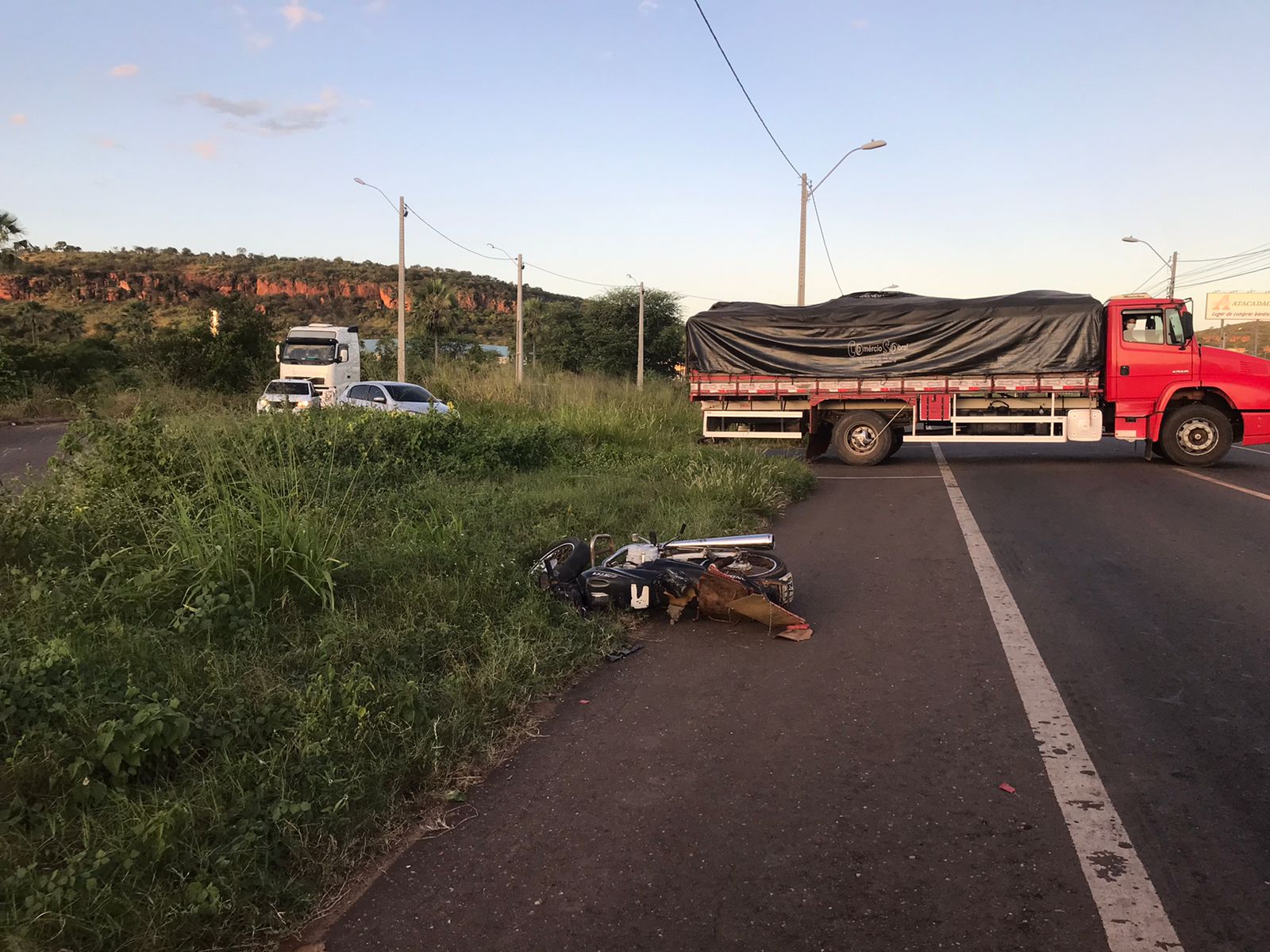 Em Picos, motociclista fica ferido após colidir contra caminhão na BR-316