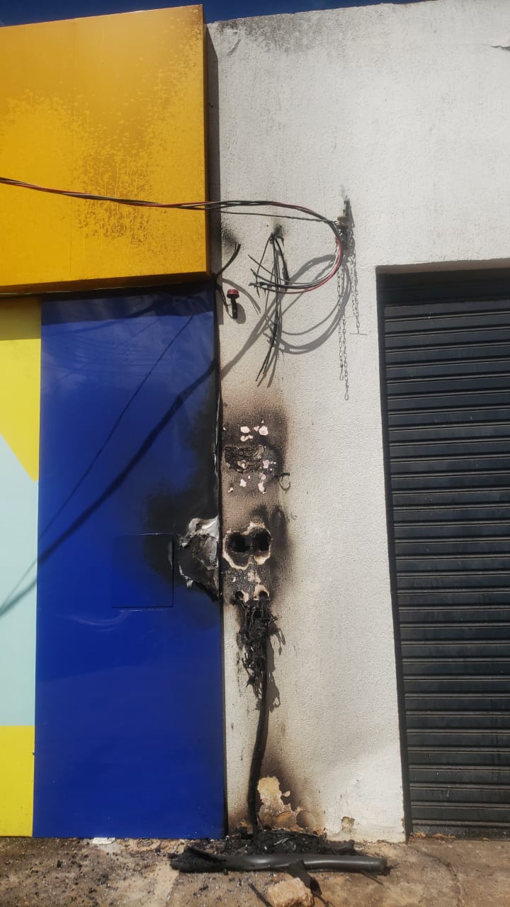 Bombeiros são acionados para combater fogo em contador de energia no bairro Junco