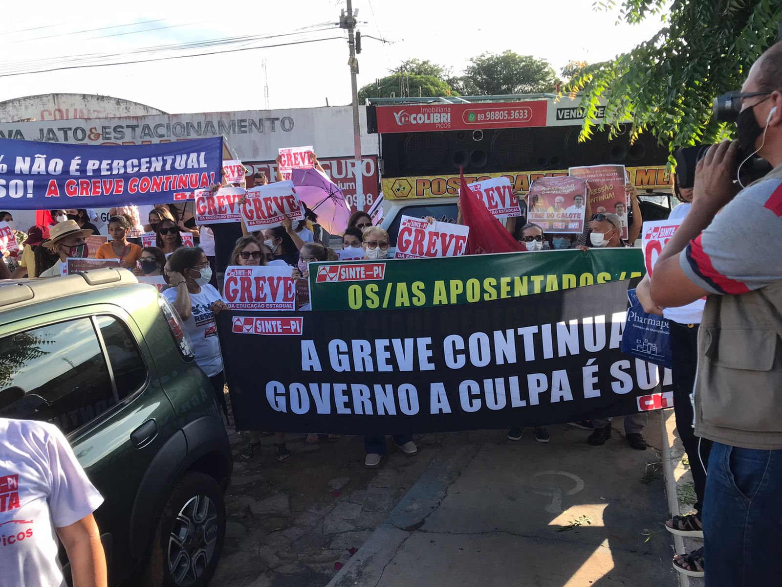 Professores da rede estadual realizam protesto em Picos