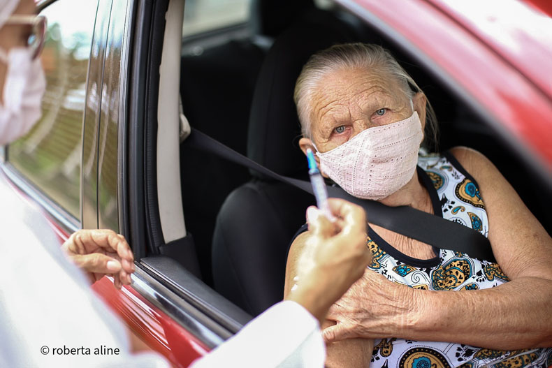 Vacinação contra a Covid já evitou a morte de 43 mil idosos no país