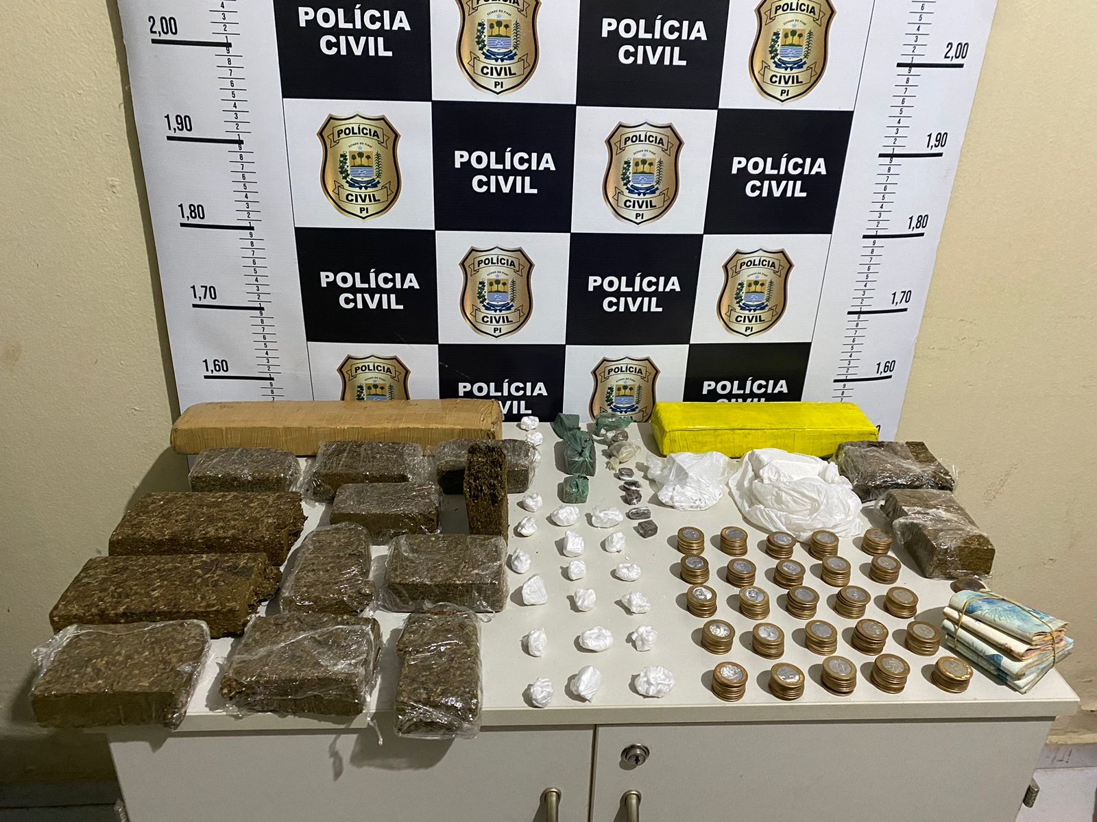 Polícia Civil apreende drogas e dinheiro durante operação em Picos